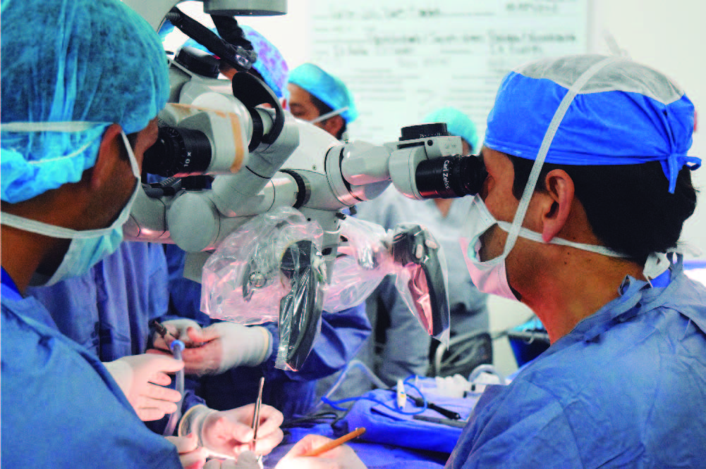Médicos haciendo una cirugía
